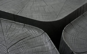 DÉTAILS TABLES BASSES BASALT BOIS DE CHÊNE SCULPTÉ ET BRÛLÉ ZOOM