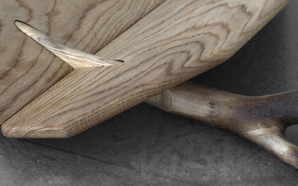 DETAILS CENTERPIECE DOVETAIL SCULPTED OAK