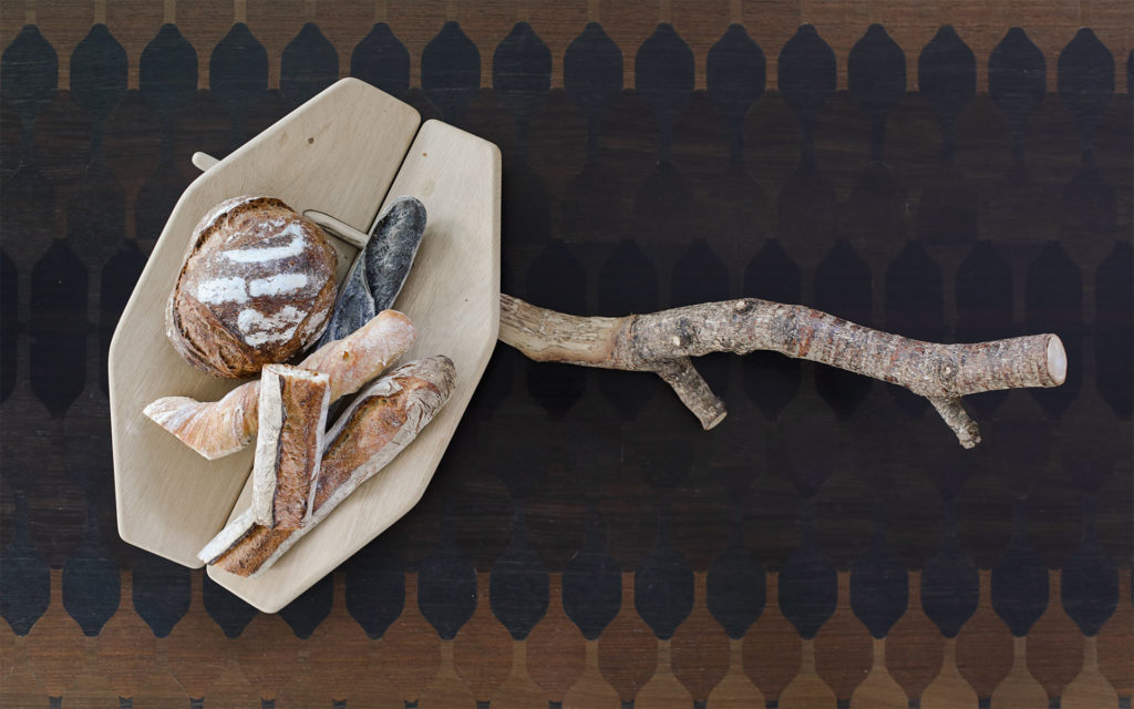 MISE EN SITUATION CORBEILLE DOVE TAIL CHÊNE SCULPTÉ MORCEAUX DE PAIN TABLE INMYSKIN MARQUETERIE DE 11 ESSENCES DE BOIS NATURELS VUE DE DESSUS