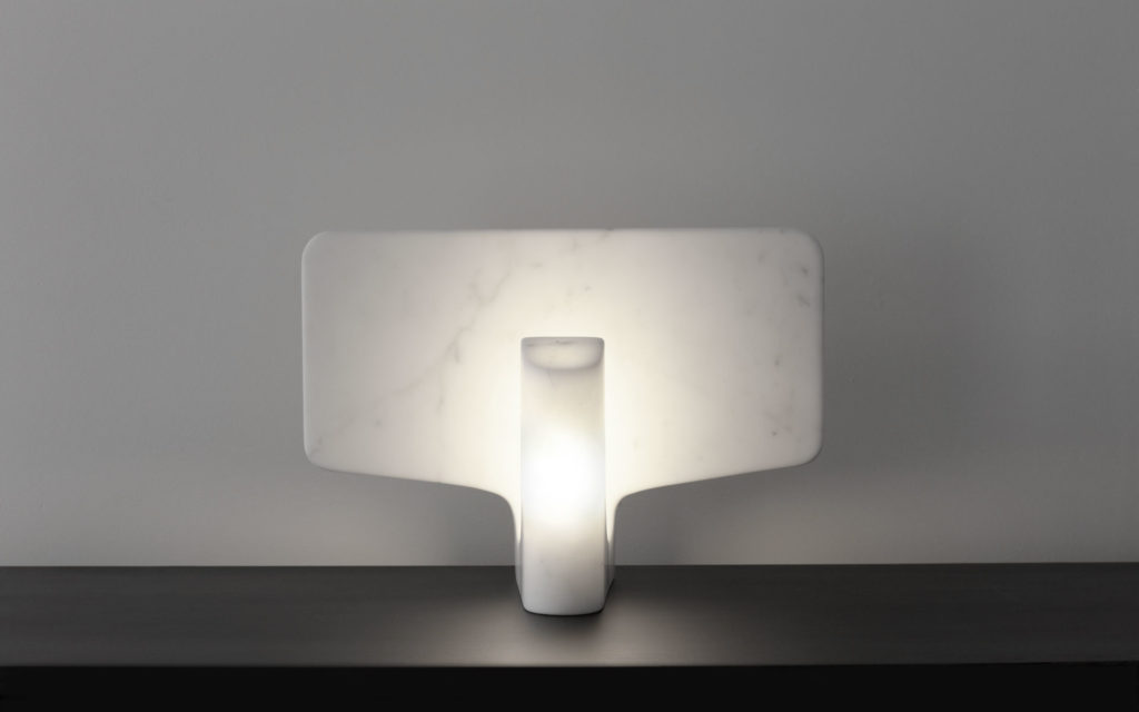 LAMPE À POSER FLAP MARBRE BLANC DE CARRARE ALLUMÉE