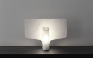 LAMPE À POSER FLAP MARBRE BLANC DE CARRARE ALLUMÉE