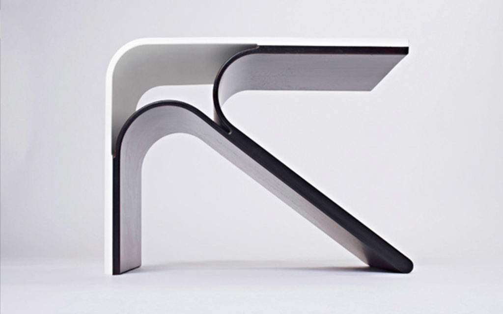 SIDE TABLE FLÈCHE TRAY IN CORIAN GLACIER WHITE FRAME IN MULTILAYERED AMERICAN WALNUT