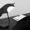 MISE EN SITUATION LAMPE DE BUREAU EDALIGHT PAPIER MÉTAL ET BÉTON BUREAU SMOOTHWRITER BOIS TEINTÉ NOIR ET CUIR DE VACHETTE