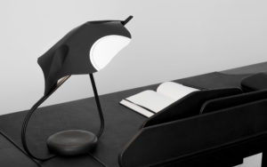 MISE EN SITUATION LAMPE DE BUREAU EDALIGHT PAPIER MÉTAL ET BÉTON BUREAU SMOOTHWRITER BOIS TEINTÉ NOIR ET CUIR DE VACHETTE