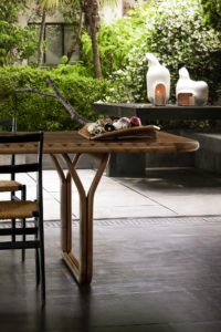 MISE EN SITUATION TABLE INMYSKIN MARQUETERIE 11 ESSENCES DE BOIS NATURELS COUPE DOVE TAIL CHÊNE SCULPTÉ PHOTOPHORE BETWEEN SHADOWS BISCUIT DE PORCELAINE