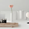 MISE EN SITUATION PORTE LETTRE SWEETHORIZONBOIS ÉRABLE MOUCHETÉ VASE BOLEAN CORIAN LAMPE BELLE DE NUIT BISCUIT DE CÉRAMIQUE