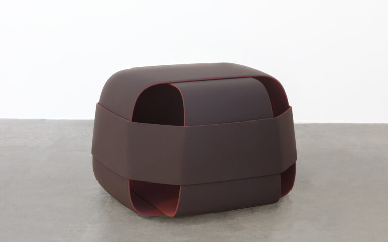 Tabouret 100 - Bordeaux - Pièce de collection Design Ymer & Malta